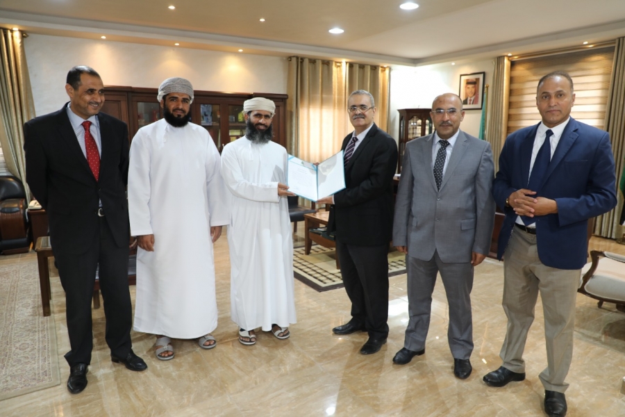 الضمور يعلن استعداد جامعة آل البيت لإقامة مؤتمر المخطوطات العمانية الدولي ومعرض  الوزارات العمانية شهر تموز المقبل .