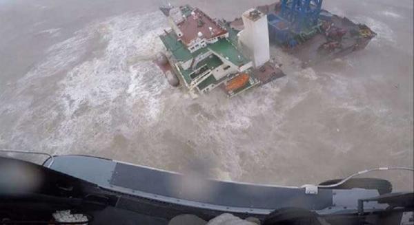 عاصفة تشطر سفينة إلى نصفين في هونج كونج