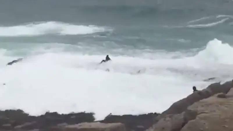 أمواج البحر تسحب عائلة عربية من 5 أشخاص  فيديو