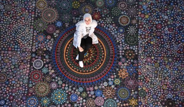 فنانة سورية تدخل غينيس بأكبر لوحة ماندالا في العالم