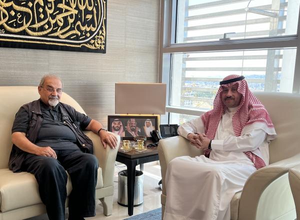 السفير السعودي يلتقي رسام بدران الذي شارك في تصميم قصر الحكم بالرياض