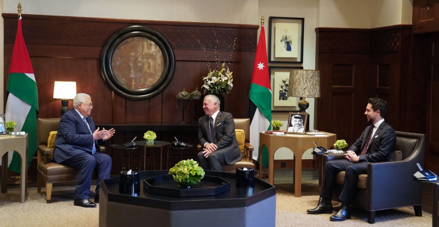 الملك يؤكد خلال استقباله الرئيس الفلسطيني أهمية البناء على النشاط الدبلوماسي في المنطقة بعد زيارة الرئيس الأميركي