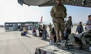 نقل أكثر من 21 ألف شخص إلى بريطانيا من أفغانستان