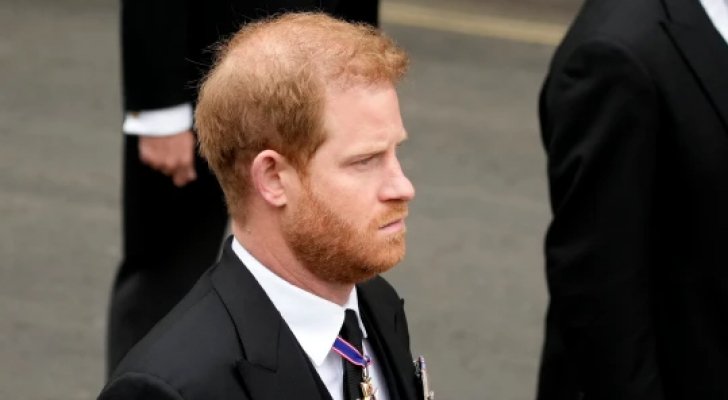 لماذا ارتدى الأمير هاري بذلة رسمية خلال جنازة الملكة إليزابيث؟