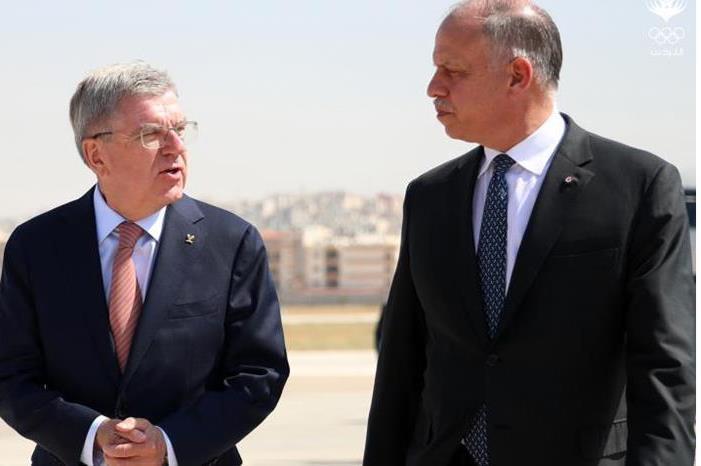 رئيس اللجنة الأولمبية الدولية يصل الأردن