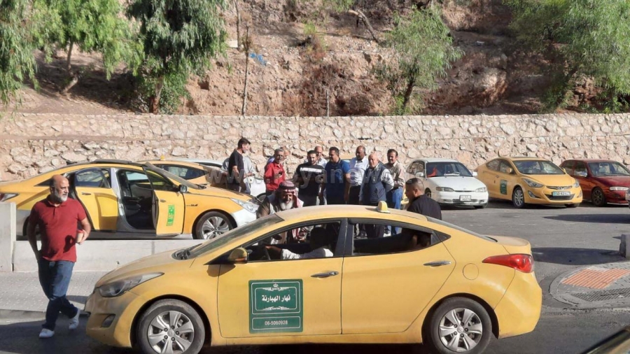 اعتصام لسائقي التاكسي الأصفر والسرفيس أمام مبنى الأمانة