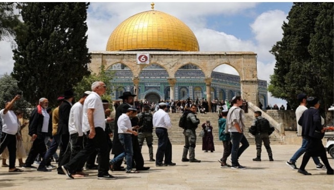 مئات المستوطنين يقتحمون الاقصى والاحتلال يفرض اغلاقا مشددا على القدس