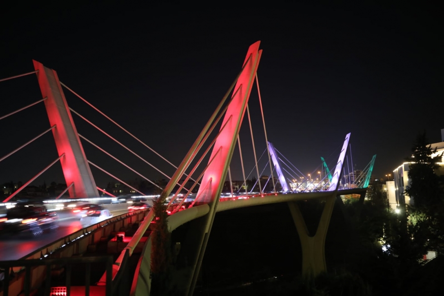 أمانة عمان تضيء جسر عبدون بألوان علم دولة الإمارات