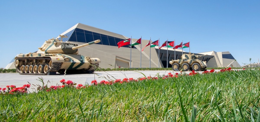 متحف الدبابات يحتفي بعيد ميلاد القائد الأعلى