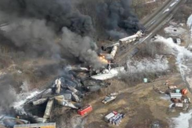 حريق هائل بخروج قطار عن مساره شمال الولايات المتحدة