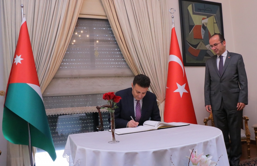 الصفدي يزور سفارتي سوريا و تركيا ويهاتف رئيسي البرلمانين في كلا البلدين معزياً بضحايا الزلزال