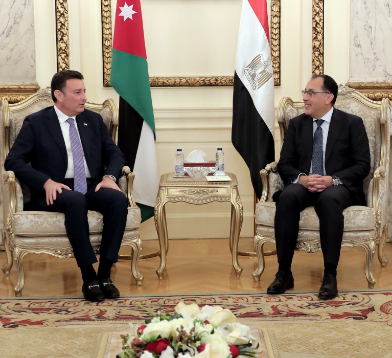 رئيس الوزراء المصري يستقبل الصفدي و يؤكدان أهمية التعاون الثلاثي المشترك مع العراق