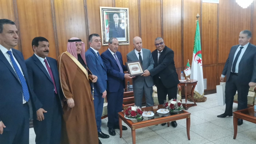 وفد نيابي يلتقي وزير الصحة الجزائري