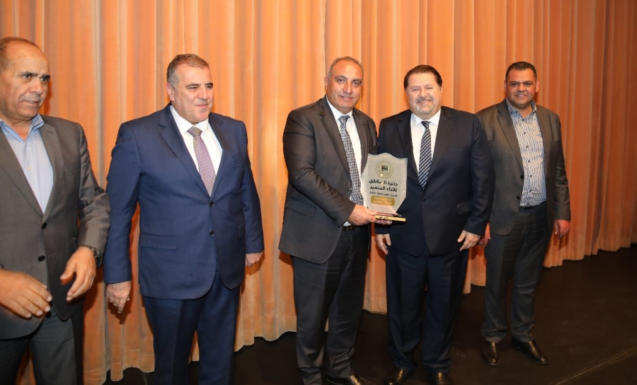 أمين عمان يسلم جائزة المناطق للأداء المتميز