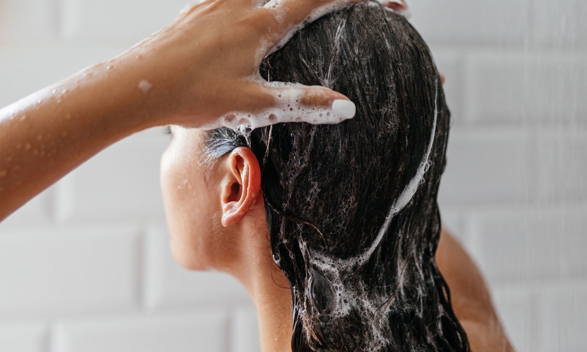 وصفات طبيعية لتنظيف الشعر بخطوات بسيطة.. لمنع قشرة الرأس