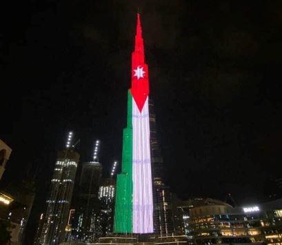 برج خليفة يضيء بالعلم الأردني احتفالا بعيد الاستقلال الأردني الـ 77