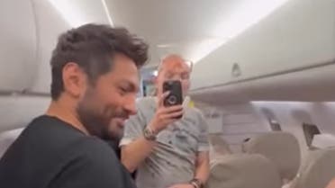 أردنيون عسل.. تامر حسني يغني مع ركاب طائرة متجهة لعمّان