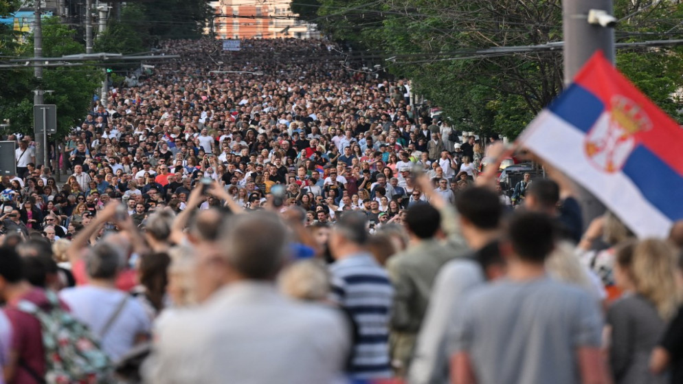 عشرات الآلاف يتظاهرون ضد الحكومة في بلغراد