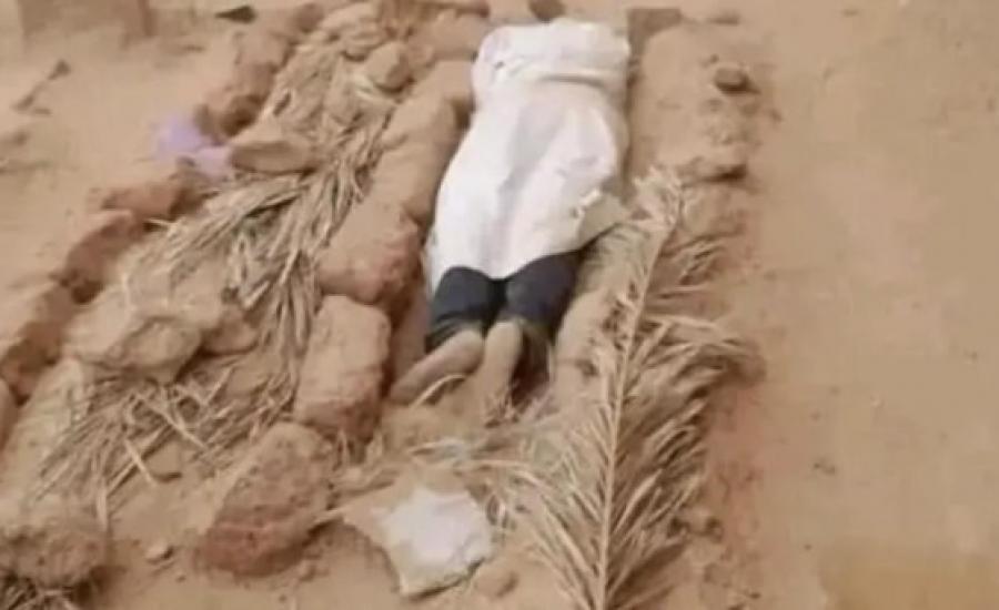 لمدة عامين .. شاب جزائري ينام بجوار قبر والدته