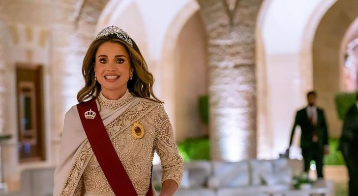تاج الملكة رانيا وبروش الملكة فوزية.. أشهر المجوهرات المزينة بكلمات عربية