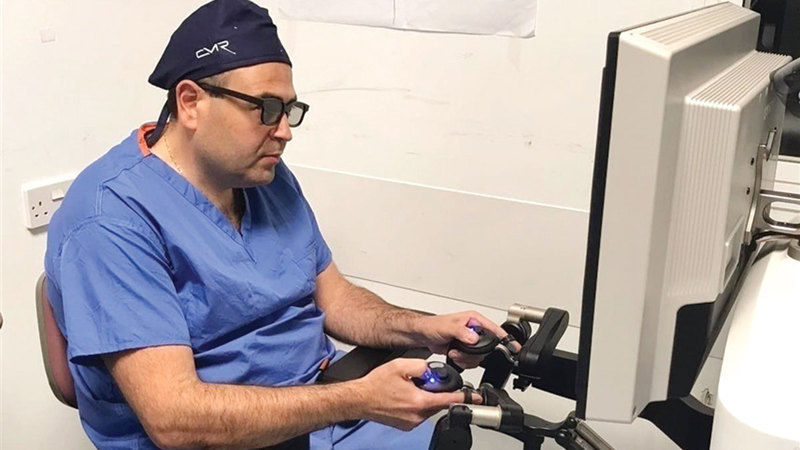 طبيب أردني يجري 9 جراحات معقدة باستخدام الروبوت للمرة الأولى