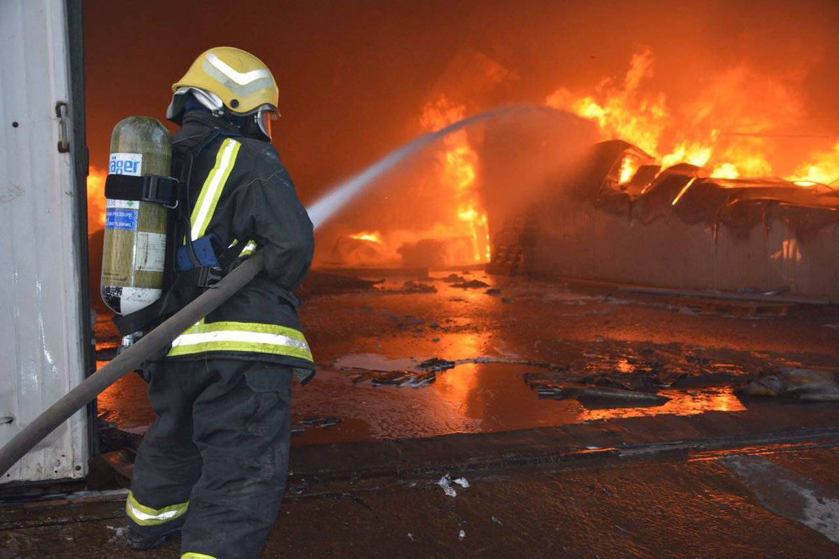 الدفاع المدني يتعامل مع حريق مصنع زيوت بالمفرق