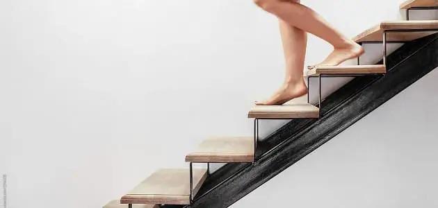 النساء يسقطن على السلالم أكثر من الرجال.. دراسة تكشف الأسباب