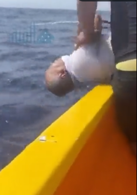 فيديو مروع : لحظة القاء زعيم احدى العصابات في البحر حياً وهو مقيد اليدين