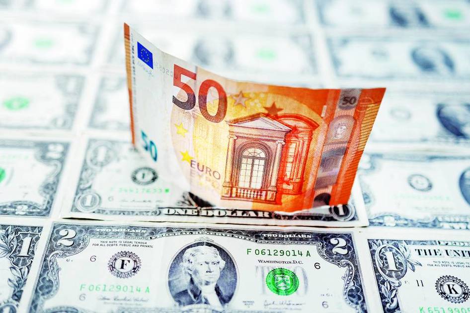 انخفاض الدولار أمام اليورو
