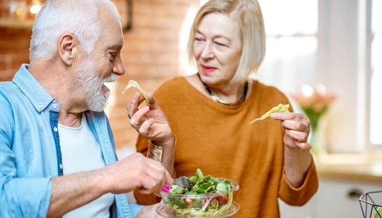 خطأ في النظام الغذائي لكبار السن يقص من أعمارهم