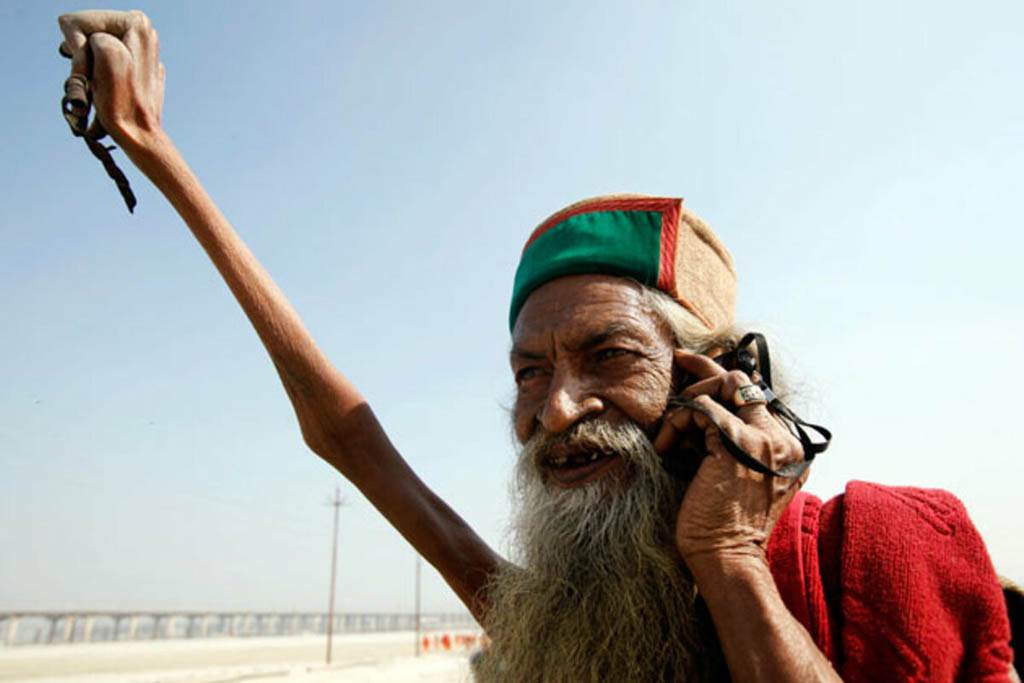 رجل هندي يبقي ذراعه مرفوعةً منذ عام 1973 إلى وقتنا هذا .. والسبب؟
