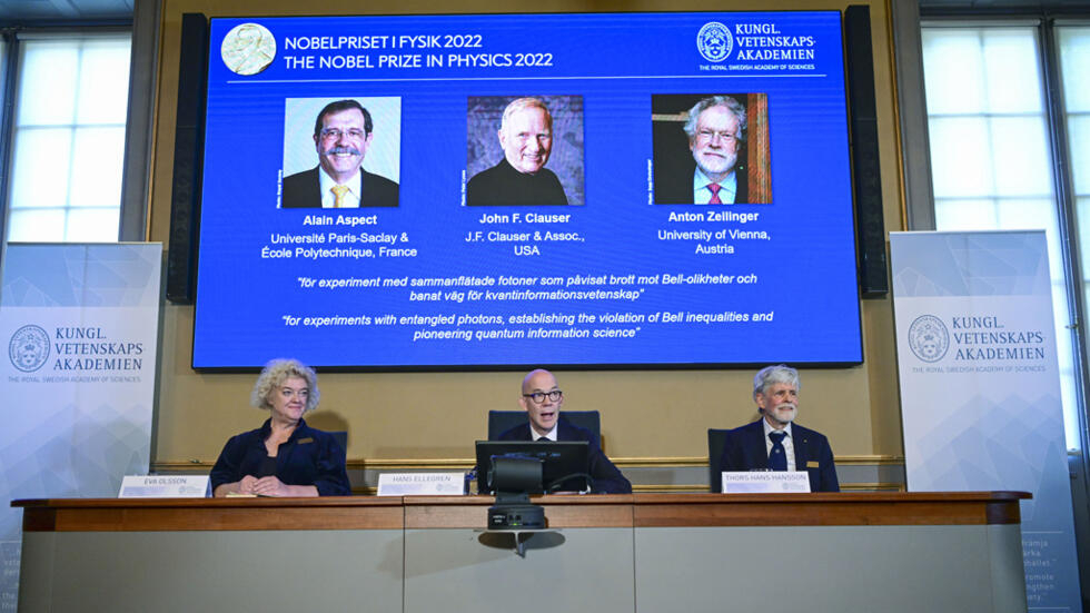 3 علماء يحصدون جائزة نوبل الفيزياء