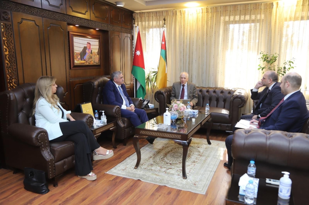 بحث التعاون بين الجامعة الأردنية والبنك الدولي