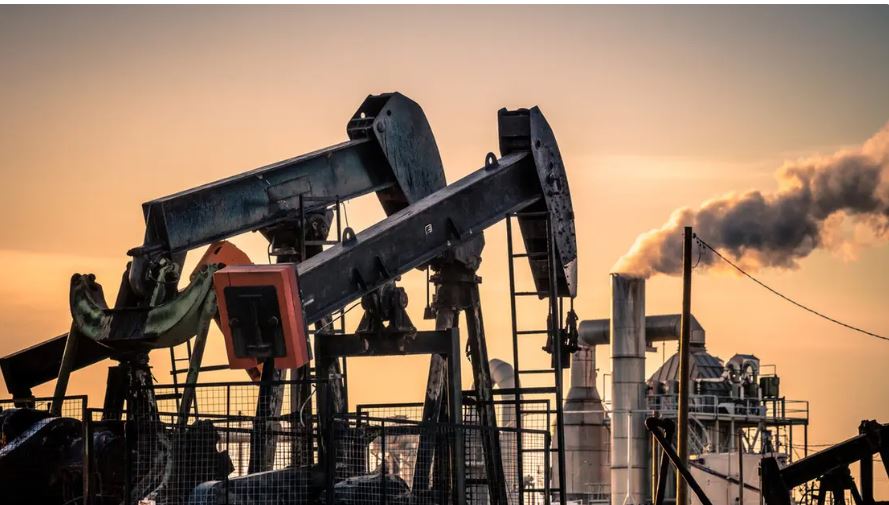 استقرار أسعار النفط وسط شح الإمدادات الأميركية