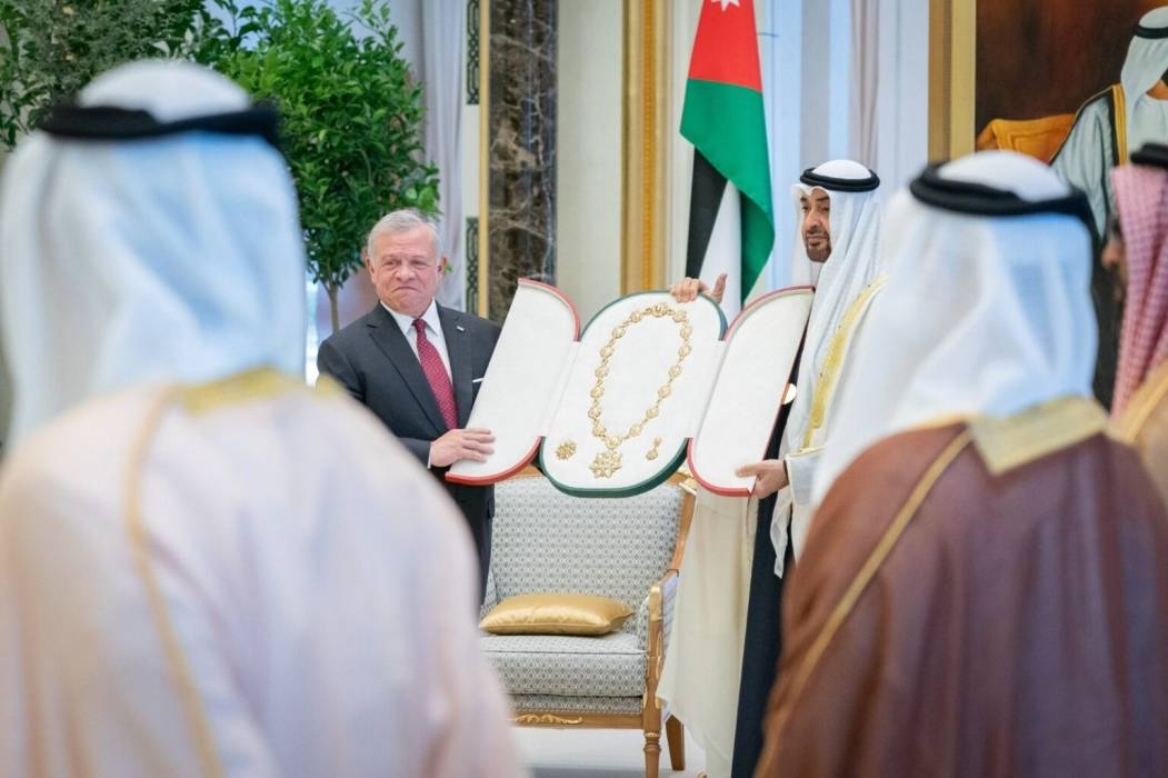 الملك يتسلم من الرئيس الإماراتي أعلى وسام في الدولة.. “وسام زايد”