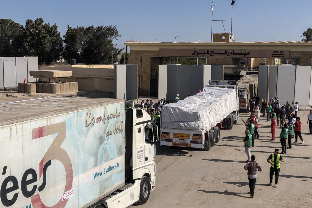 بدء دخول شاحنات الوقود والمساعدات الإنسانية إلى غزة عبر معبر رفح