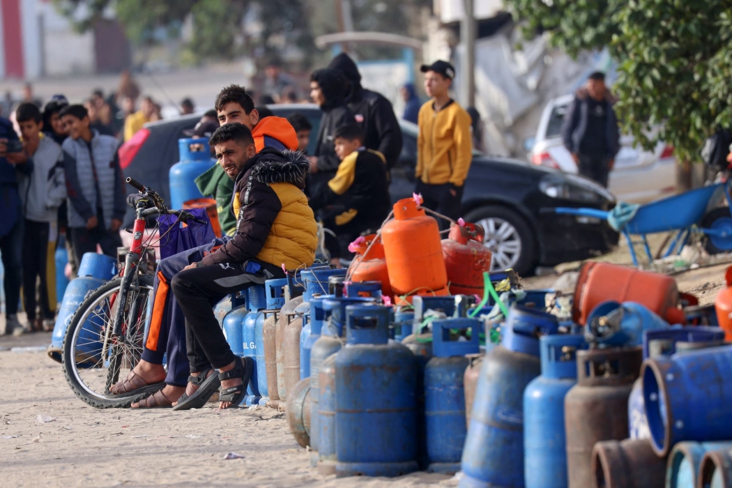 غــزة: أنابيب بلا غاز ... وسيارات بلا وقود
