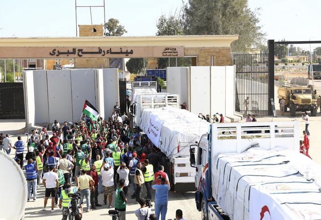 دخول 242 شاحنة من المساعدات الإنسانية والإغاثية إلى غزة من معبر رفح