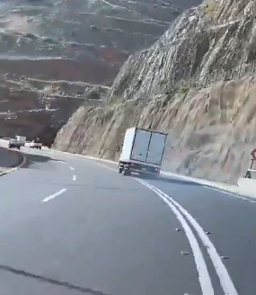 فيديو : سائق يقفز من شاحنة كان يقودها بعد ان فقد السيطرة عليها