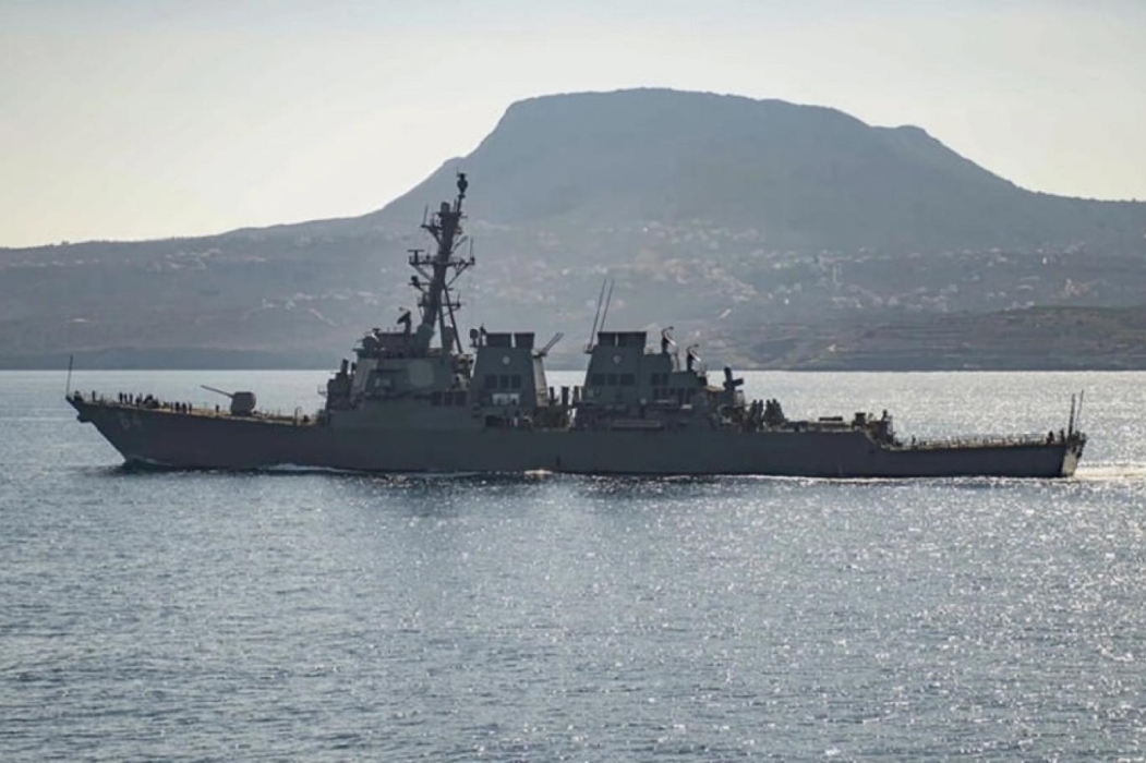 مدمرة أميركية تسقط طائرات مسيرة استهدفت سفن شحن في البحر الأحمر