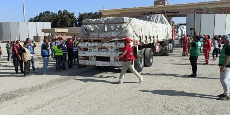 دخول 60 شاحنة مساعدات إنسانية لقطاع غزة