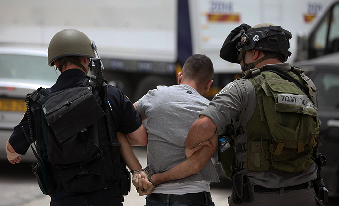 اعتقال 44 فلسطينيا بالضفة الغربية والقدس