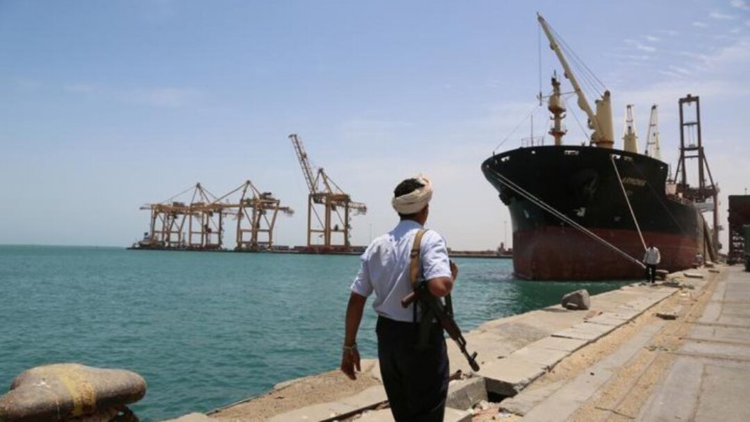 الحوثيون يحذرون السفن بالبحر الأحمر