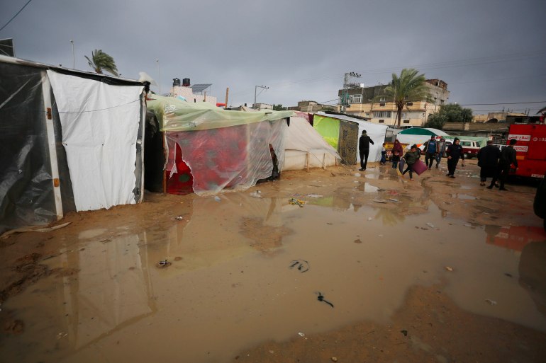 غزارة الأمطار بغزة تفاقم معاناة النازحين