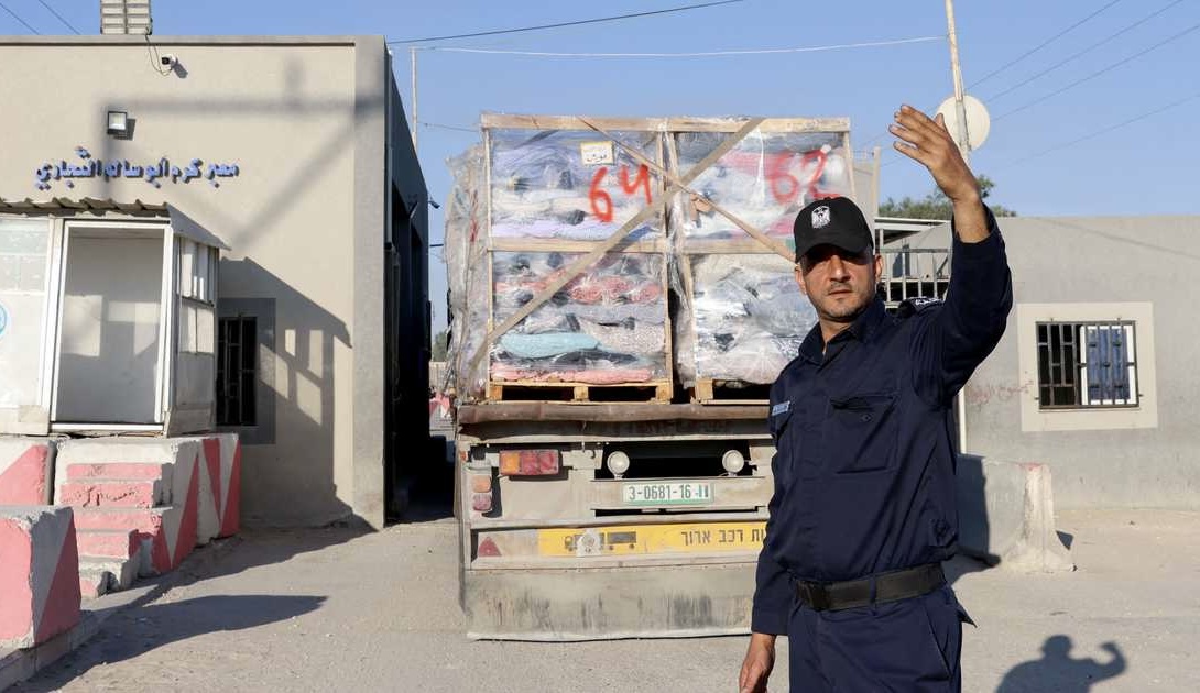 إسرائيل تعلن السماح بمرور المساعدات لغزة عبر معبر ثان