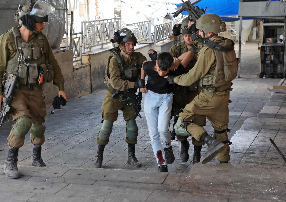 الاحتلال يعتقل 16 فلسطينيا بالضفة