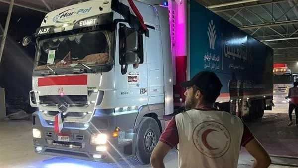 الهلال الأحمر المصري يسلم نظيره الفلسطيني 70 شاحنة مساعدات لقطاع غزة