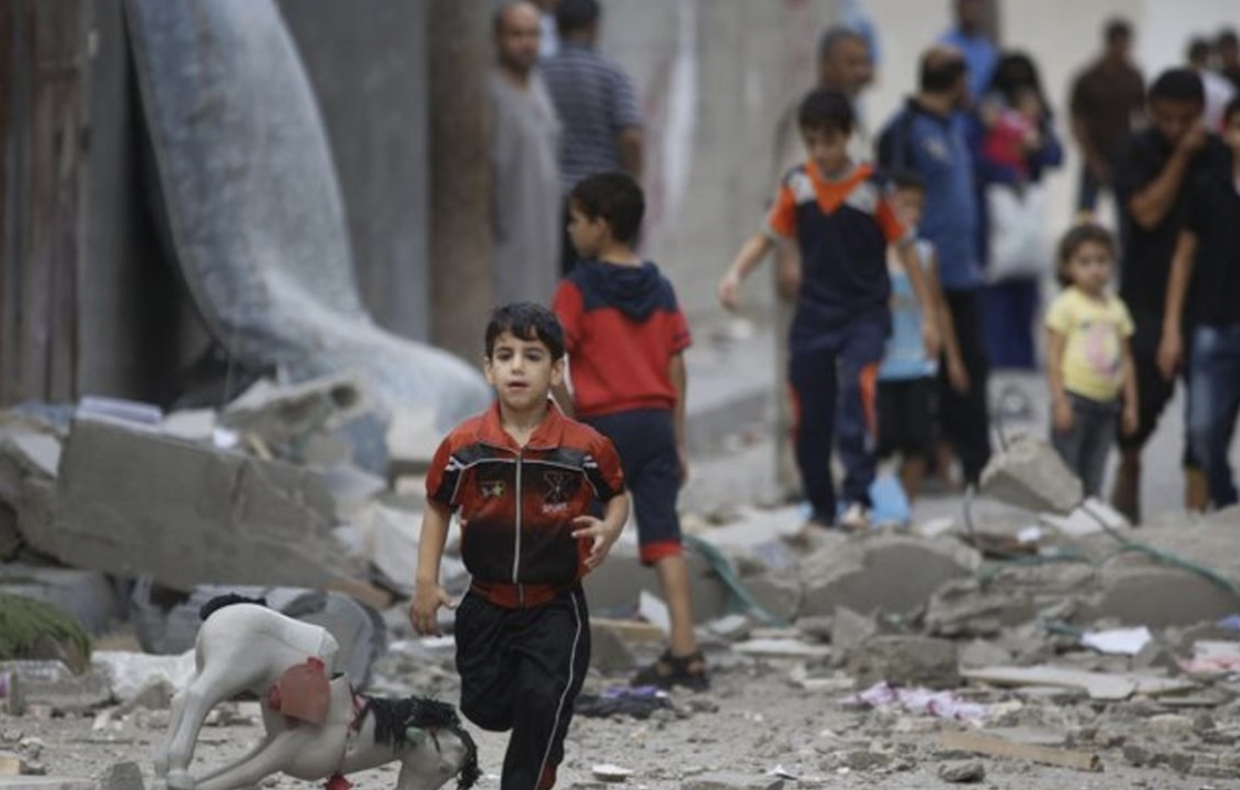 الأمراض تفتك بأطفال غزة بسبب التلوث وسوء التغذية