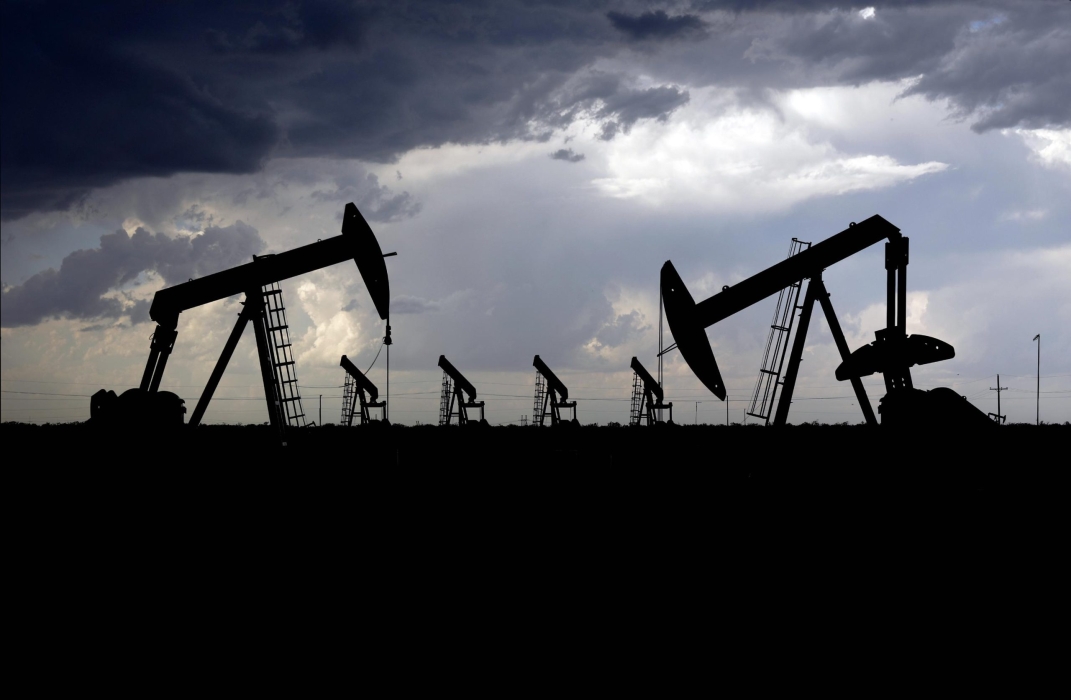 النفط يتراجع مع توخي المستثمرين الحذر قبل بيانات أميركية