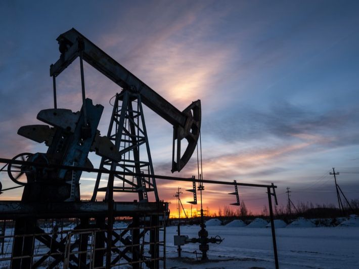 النفط يتراجع أكثر من 4 متأثرا بخفض أسعار الخام السعودي